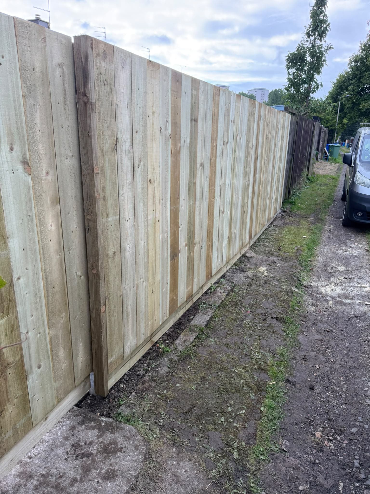 Full run of the replacement boundary fence down the Auldhouse service lane, next to the older fences on neighbouring plots